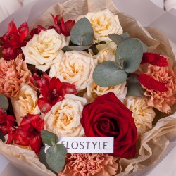 yarkij buket s krasnymi rozami 1